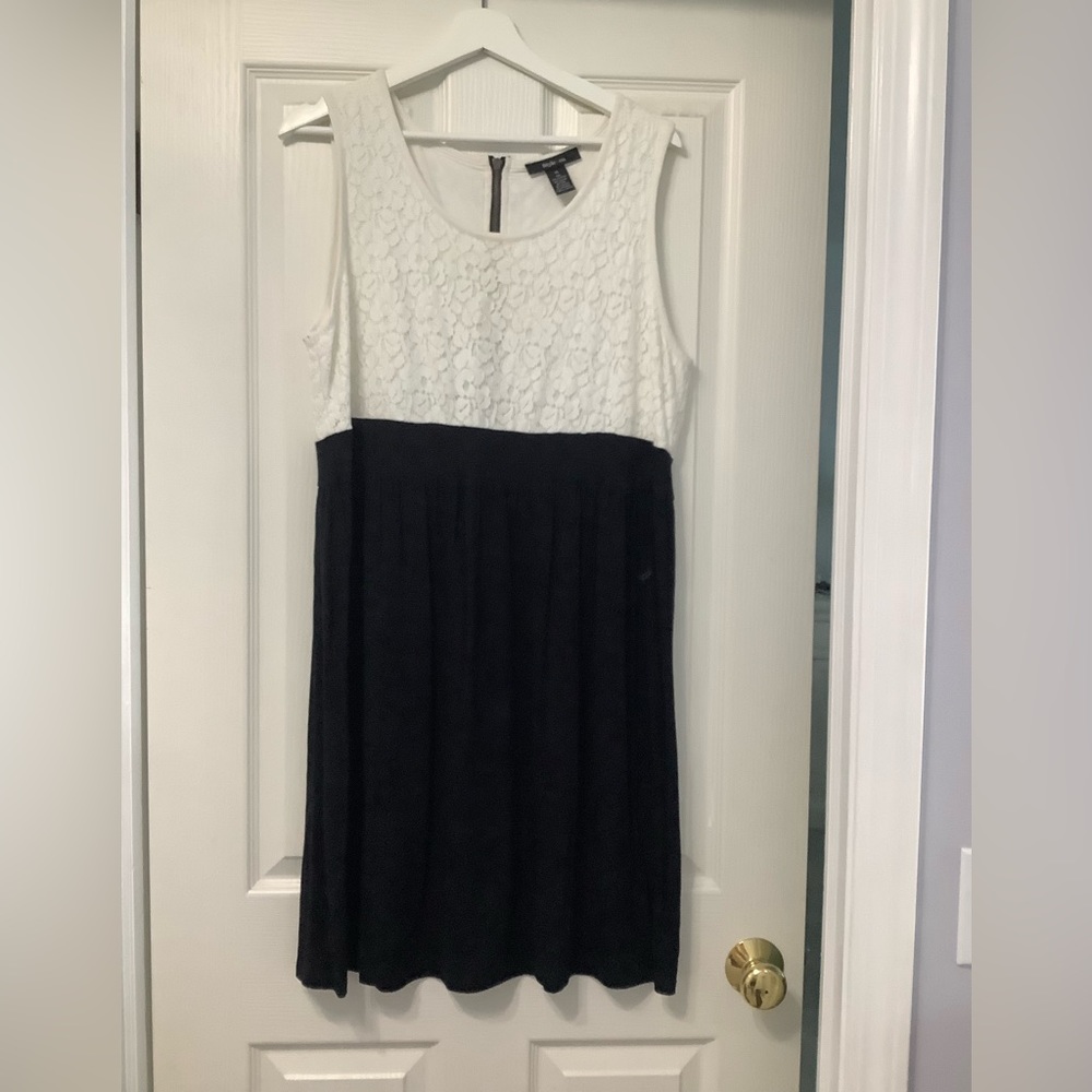 Women’s Styly&Co sleeveless dress. Black/whit knit. XL banded waist, stretchy.